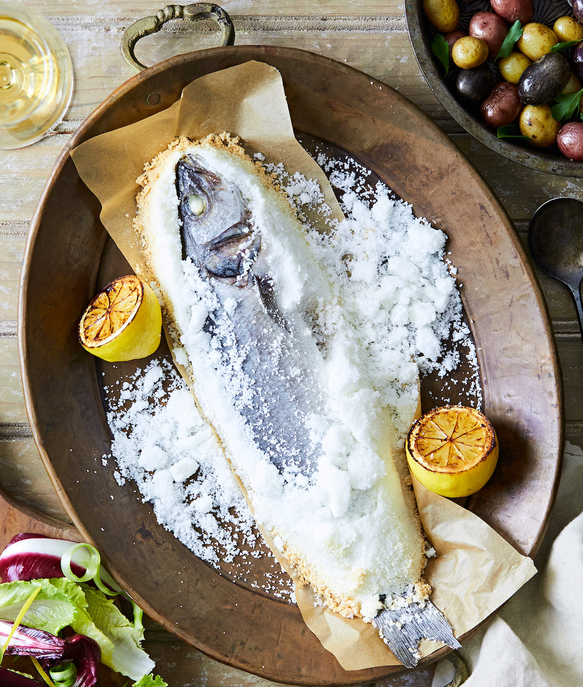 در این مقاله روش طبخ ماهی در نمک (Salt-Baked Fish) را می آموزیم که تکنیکی قدیمی از آشپزی به سبک کشور های حوزه ی دریای مدیترانه است.