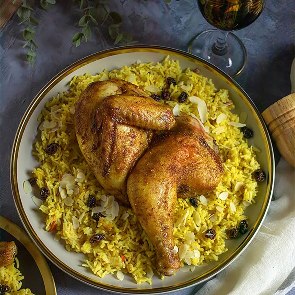 مندی مرغ غذایی با ریشه یمنی است که در هند و کشورهای عربی طرفداران زیادی دارد در این مقاله طرز تهیه این خوراک مجلسی و جذاب را می‌آموزیم. 