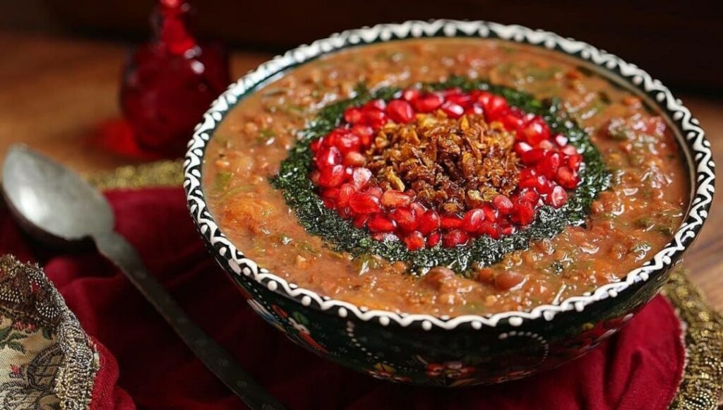 تو این مقاله می خوایم از به شیراز بریم و آش انار شیرازی رو آموزش بدیم. این آش یه غذای سالمه که هم کربوهیدرات هم پروتئین بدن رو تامین میکنه.